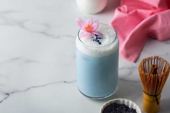 Viral Blue Matcha yang Tidak Mengandung Kafein, Baikkah untuk Kesehatan?